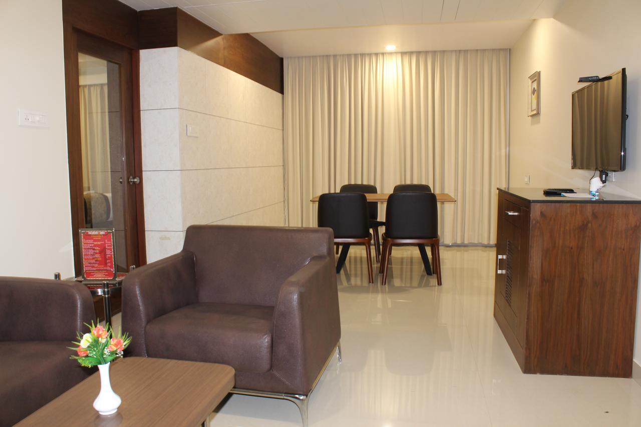 Hotel Grand Gayathri Khammam Exterior foto