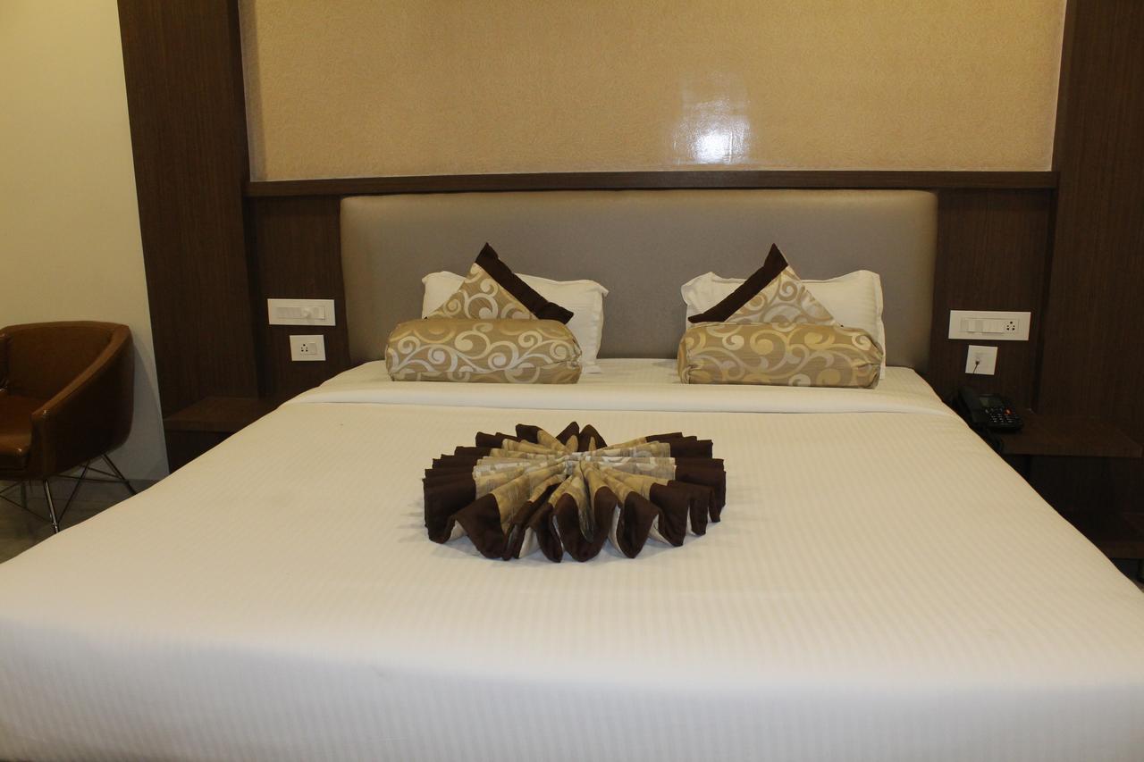 Hotel Grand Gayathri Khammam Exterior foto