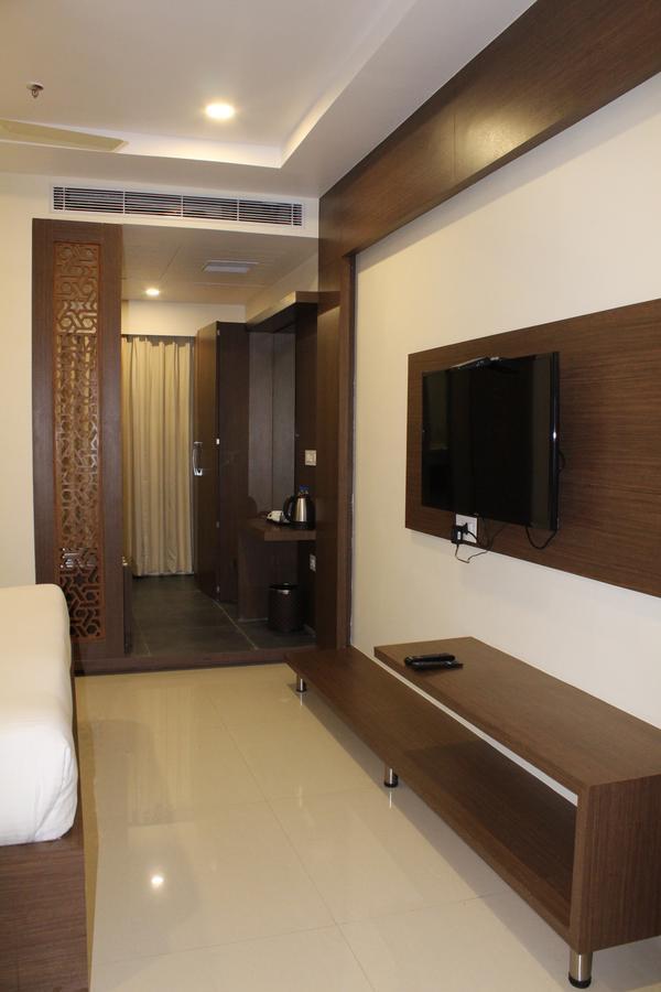 Hotel Grand Gayathri Khammam Exterior foto