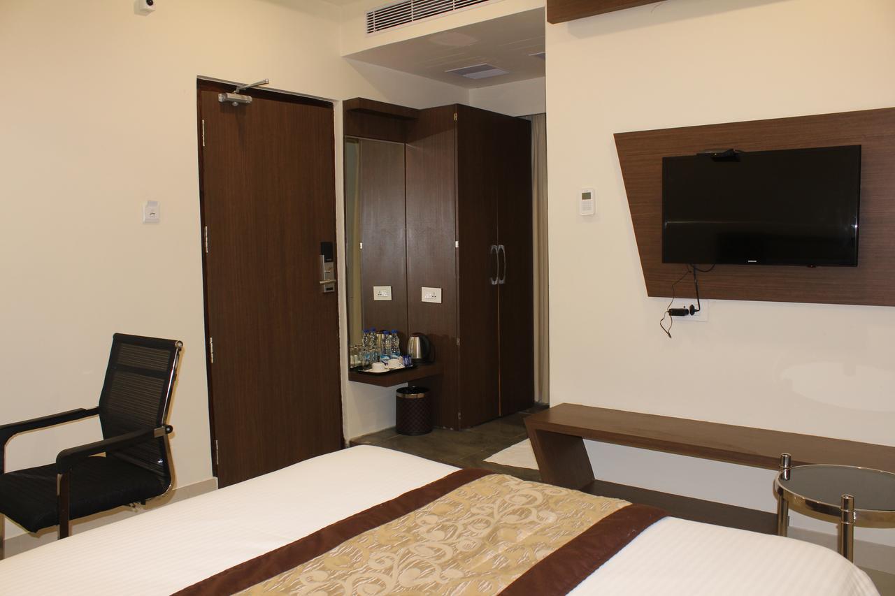 Hotel Grand Gayathri Khammam Exterior foto