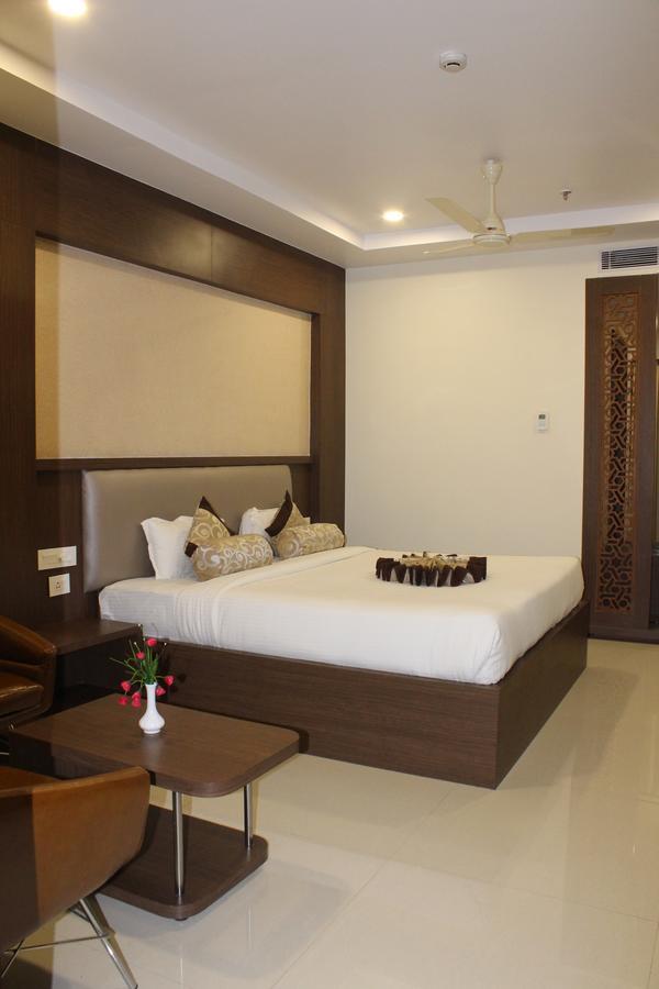 Hotel Grand Gayathri Khammam Exterior foto