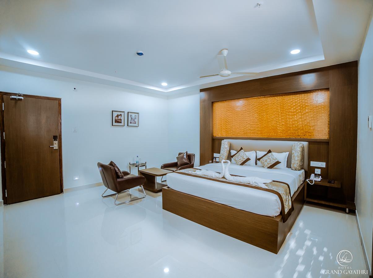 Hotel Grand Gayathri Khammam Exterior foto